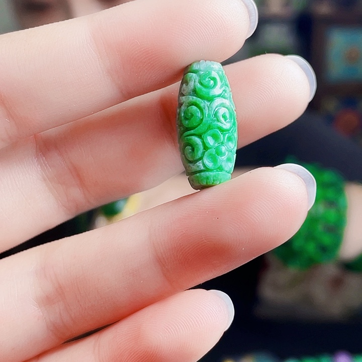 翡翠未镶嵌颈饰多样性