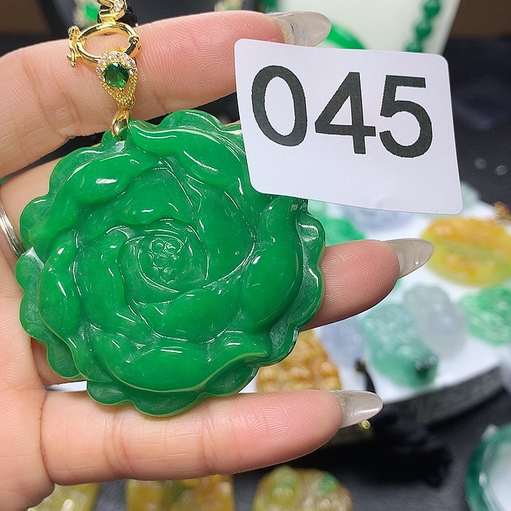 翡翠吊坠(赠链)未镶嵌