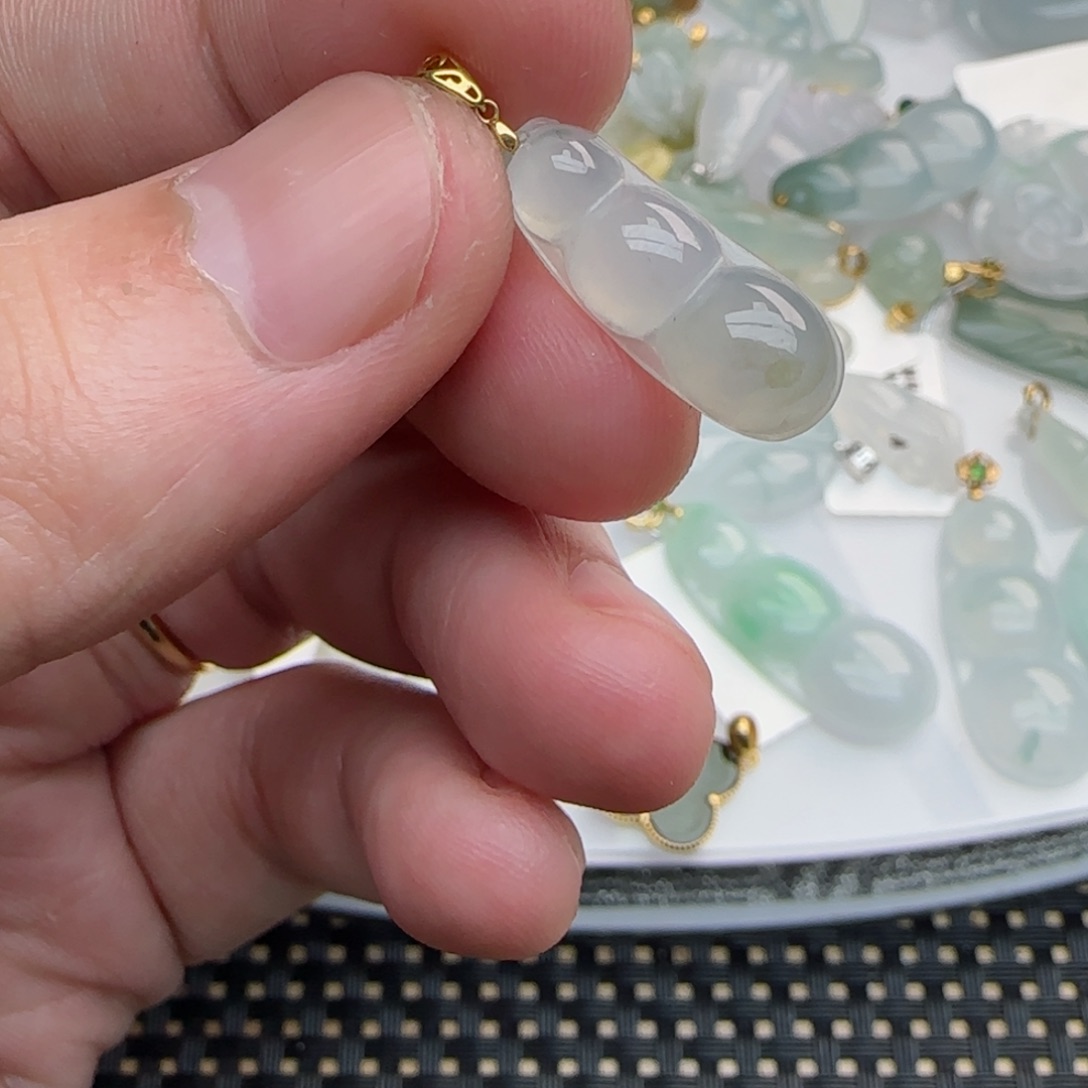 【闪购商品】翡翠吊坠(不含链)18K金镶嵌小豆