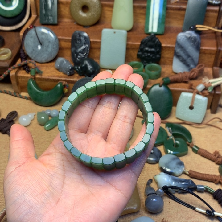 爱***鱼和田玉未镶嵌颈饰