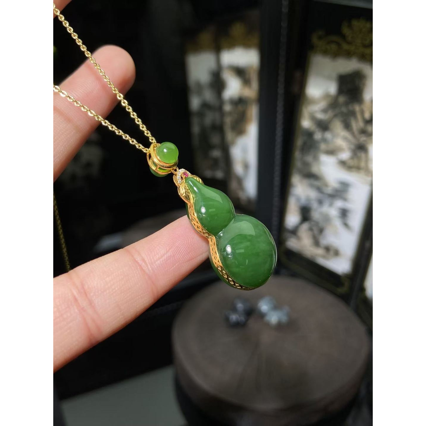 俄罗斯碧玉18k金镶葫芦吊坠