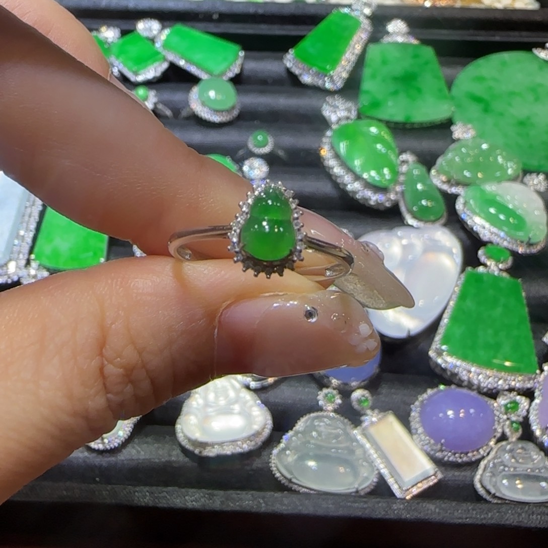 翡翠18K金镶嵌颈饰戒指