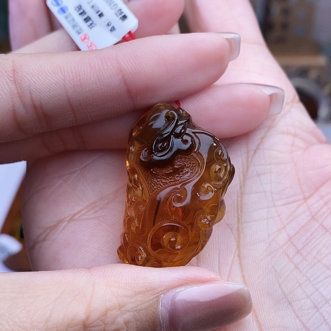 白***州琥珀未镶嵌裸石雕刻