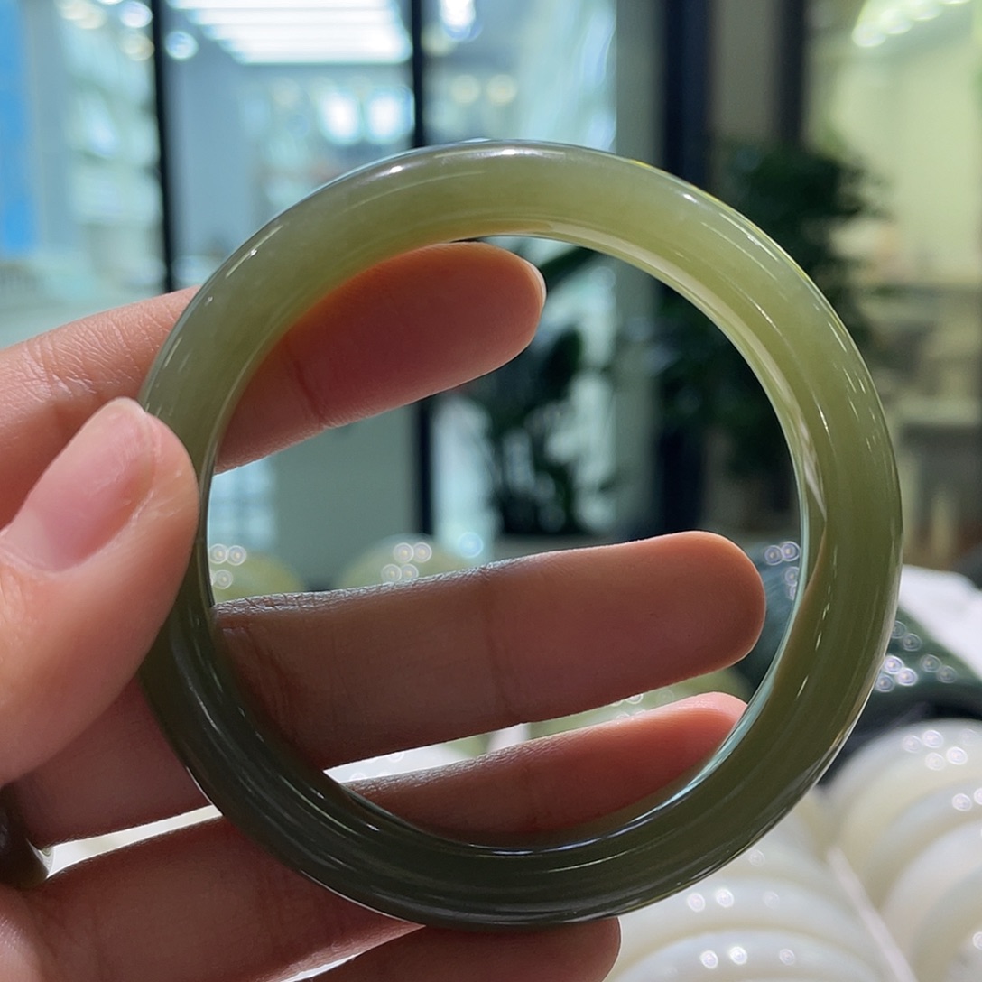 和田玉未镶嵌手镯