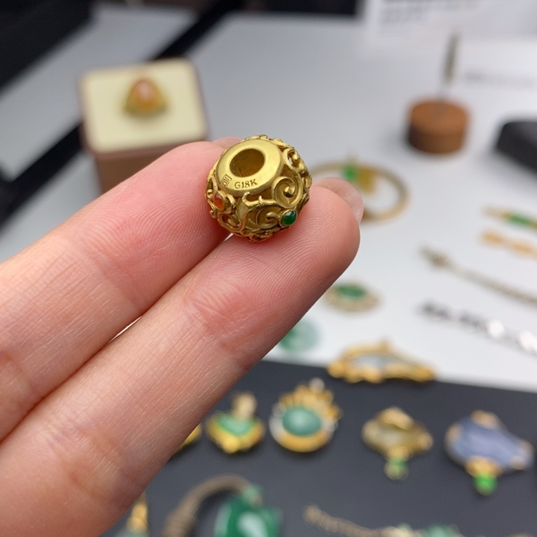 我***鱼翡翠18K金镶嵌颈饰隐