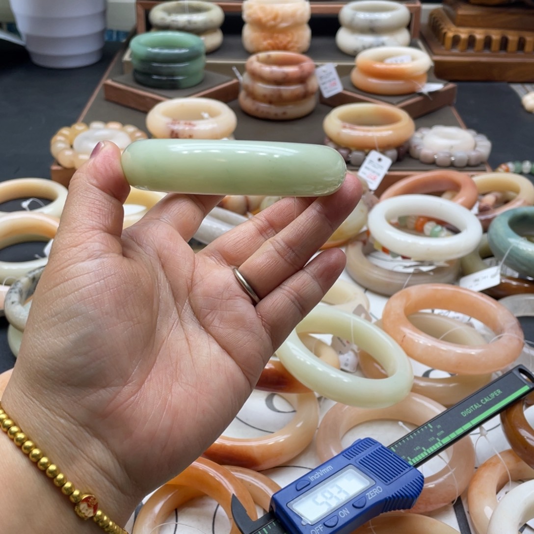 草***原石英岩玉未镶嵌手镯