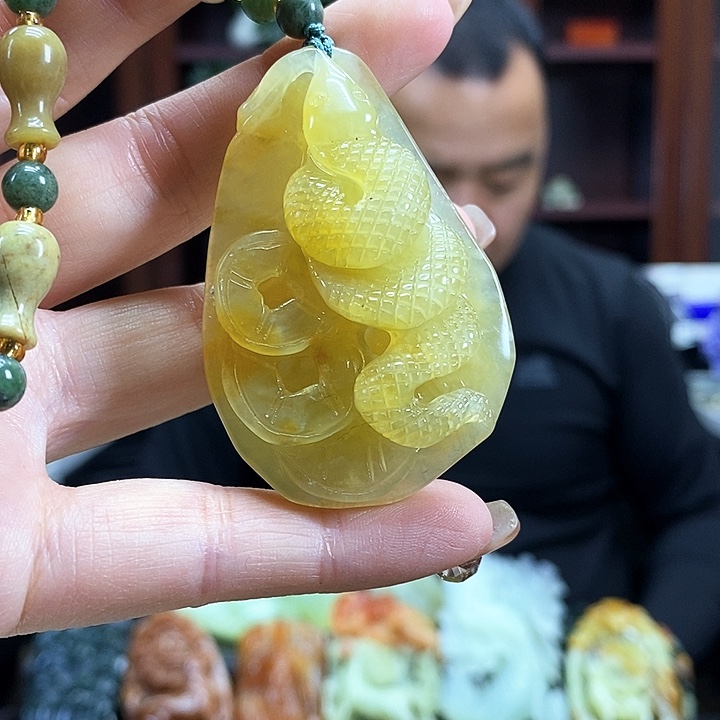 蛇纹石玉吊坠未镶嵌