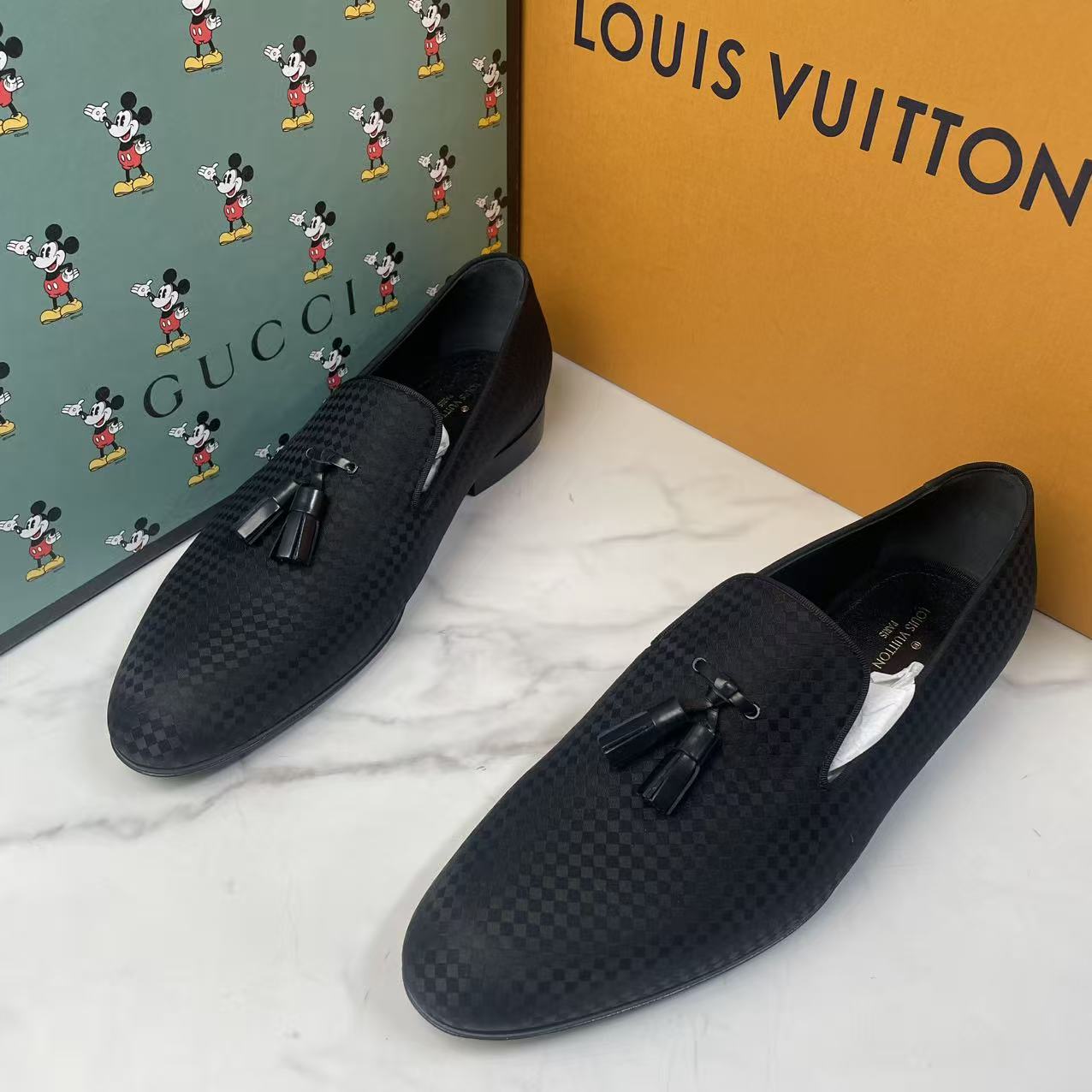 未使用 LouisVuitton/路易威登 黑色尼龙面菱形流苏皮鞋/42码摆放