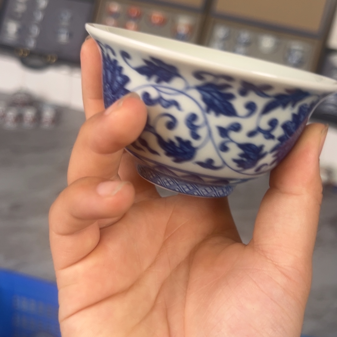 白青花缠枝莲压手杯全