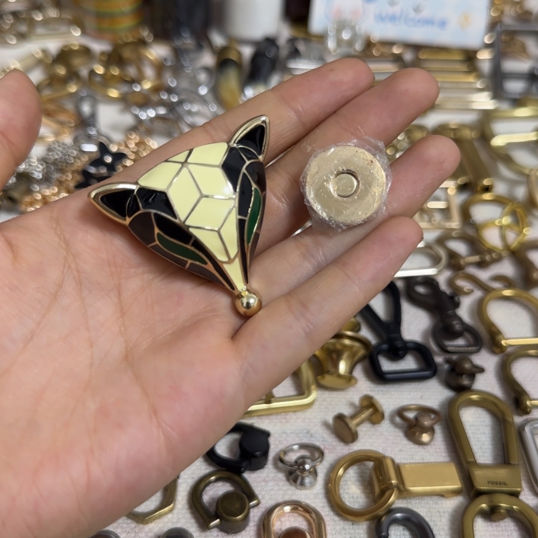 磁吸包锁10元3个。