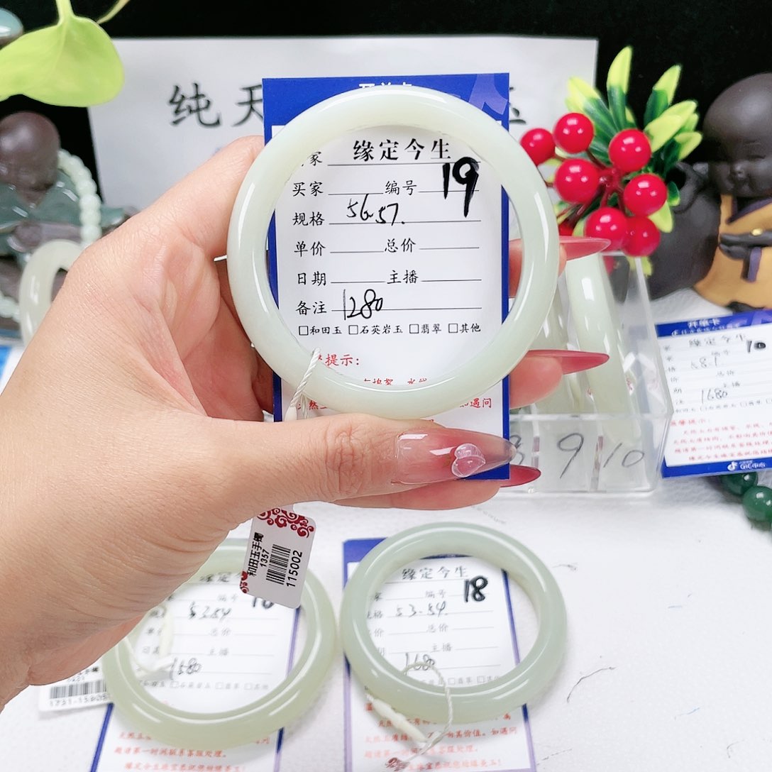 和田玉手镯未镶嵌