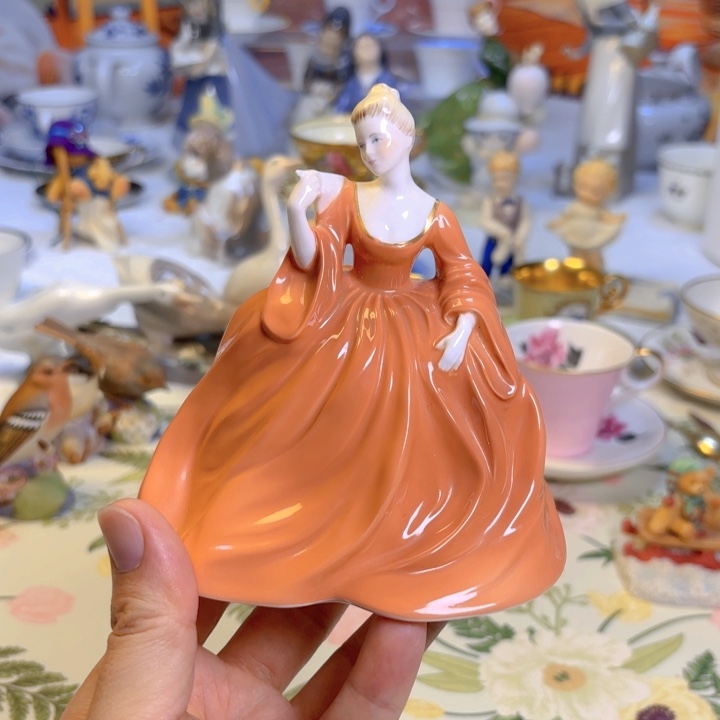 摆件欧洲中古瓷器编号23（科尔伯特领口一点脱金）