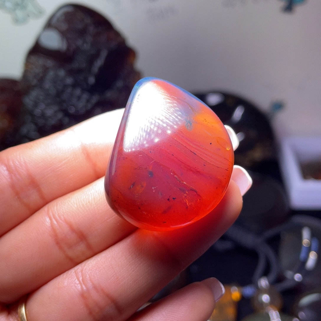 琥珀裸石未镶嵌？