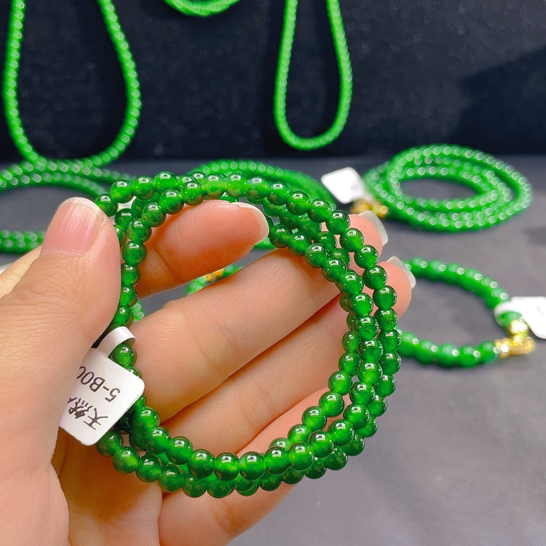 翡翠未镶嵌颈饰    