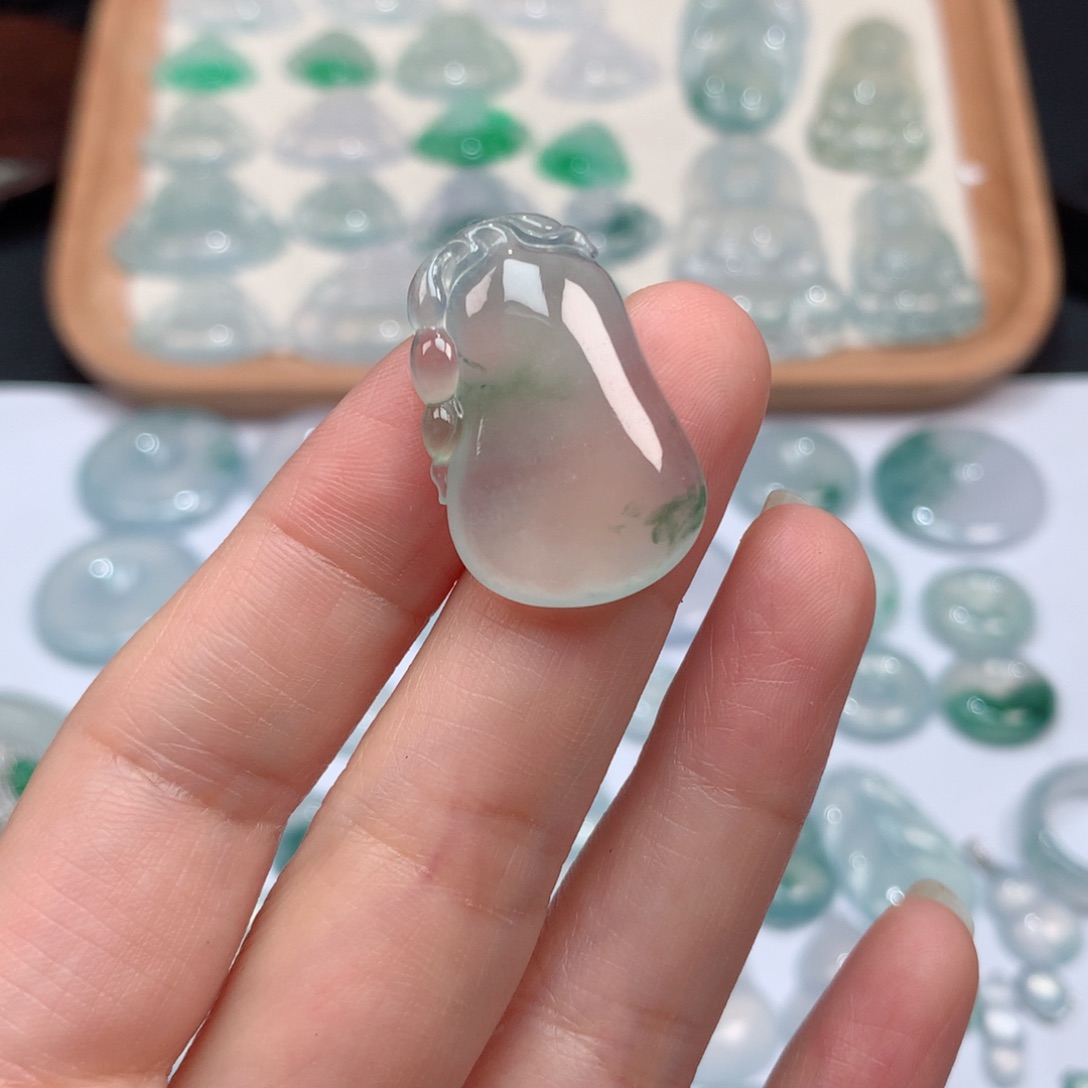 翡翠颈饰未镶嵌冰种飘花福瓜