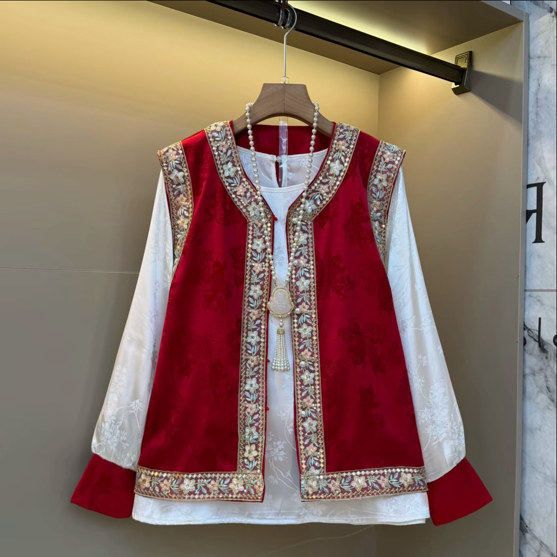 气质洋气百搭轻奢复古刺绣大码胖mm内搭+提花显瘦马甲套装