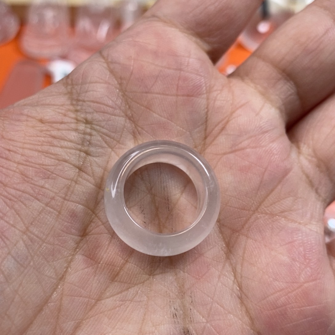 石英质玉未镶嵌戒圈在**秦