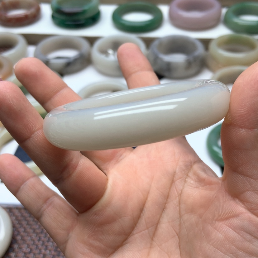 【闪购商品】石英质玉手镯未镶嵌小***石