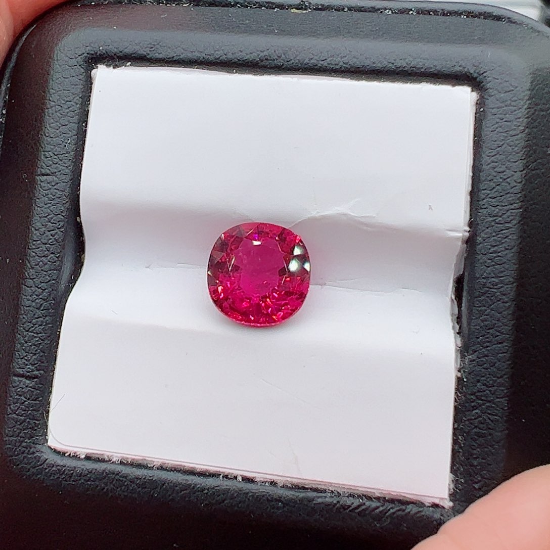 红色碧玺2.52克拉卢比来裸石未镶嵌