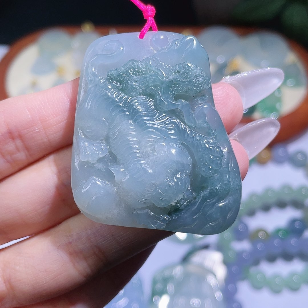 翡翠颈饰未镶嵌虎牌