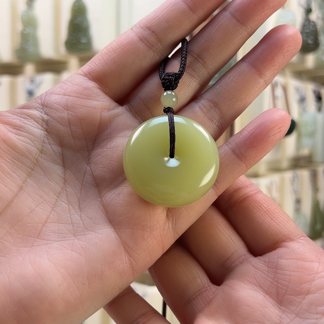 周***画和田玉未镶嵌颈饰