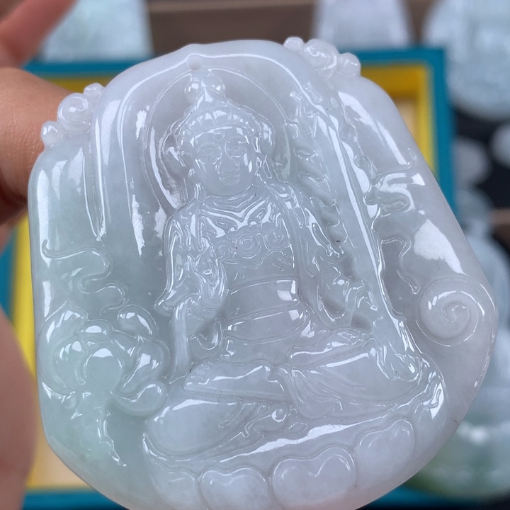 颈饰未镶嵌翡翠虚空藏