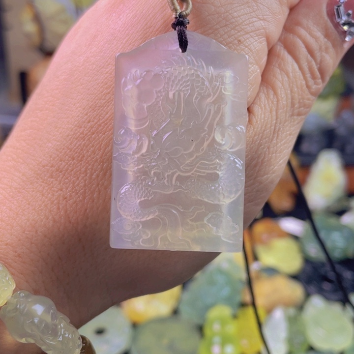 蛇纹石玉颈饰合金