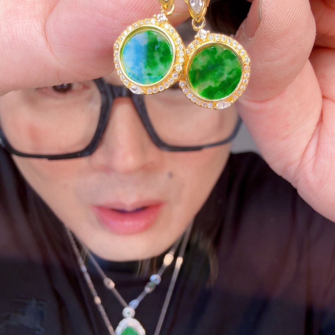 翡翠未镶嵌颈饰一对