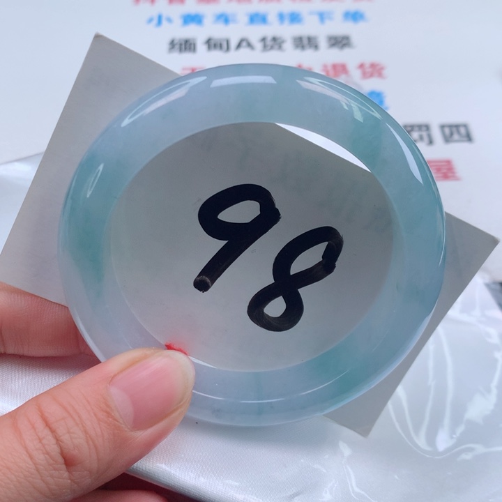 翡翠手镯未镶嵌翡翠