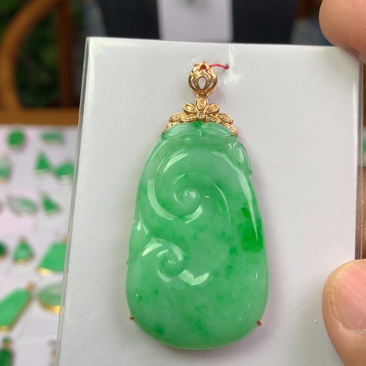 翡翠18K金镶嵌颈饰