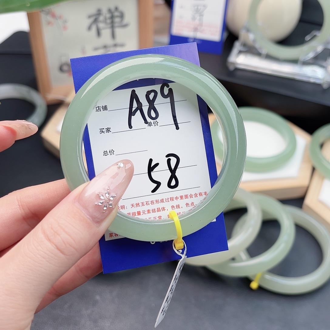 艳***体石英质玉未镶嵌手镯