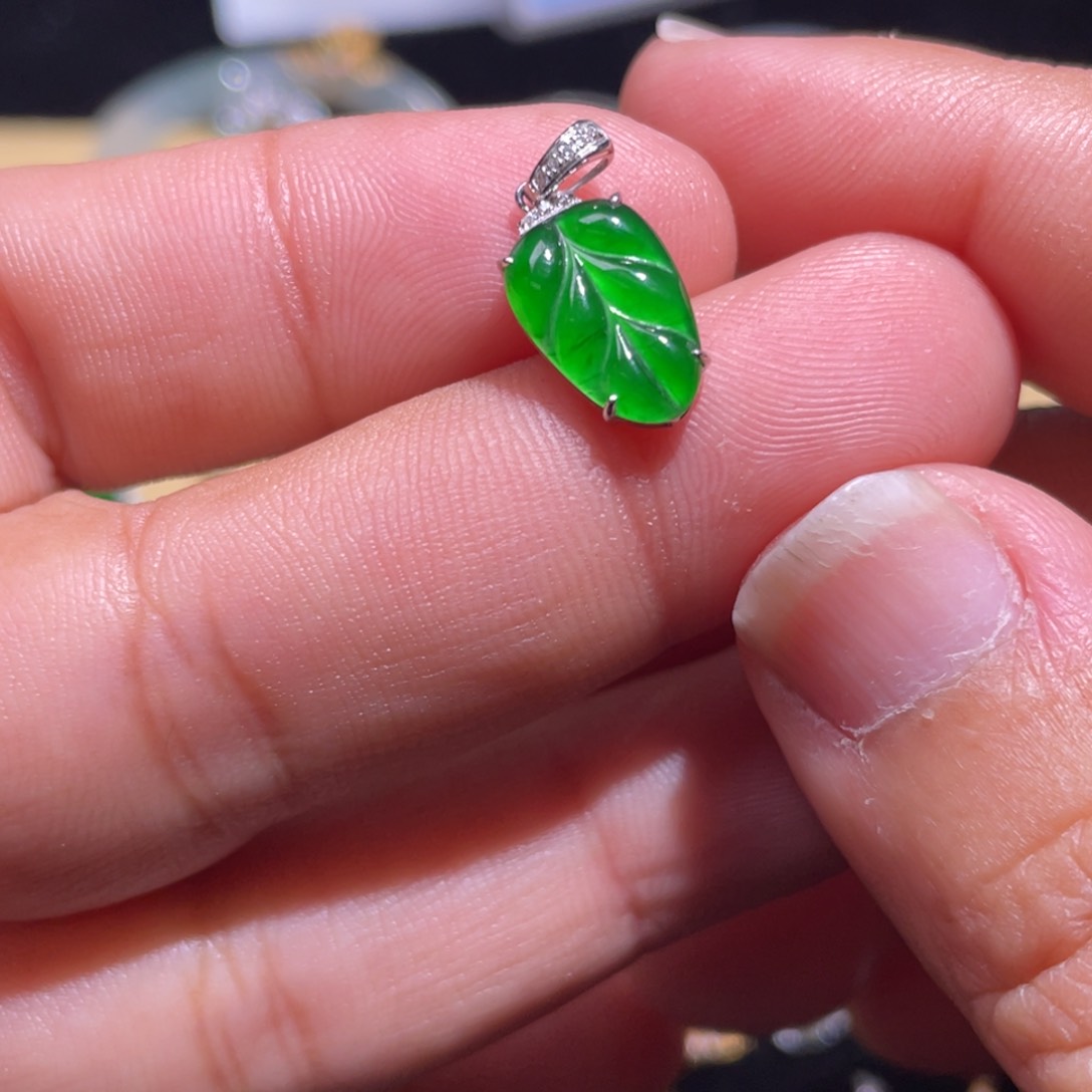 翡翠颈饰18K金镶嵌翡翠