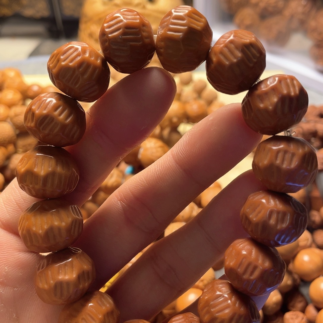 猴头核桃雕刻六方（色差）