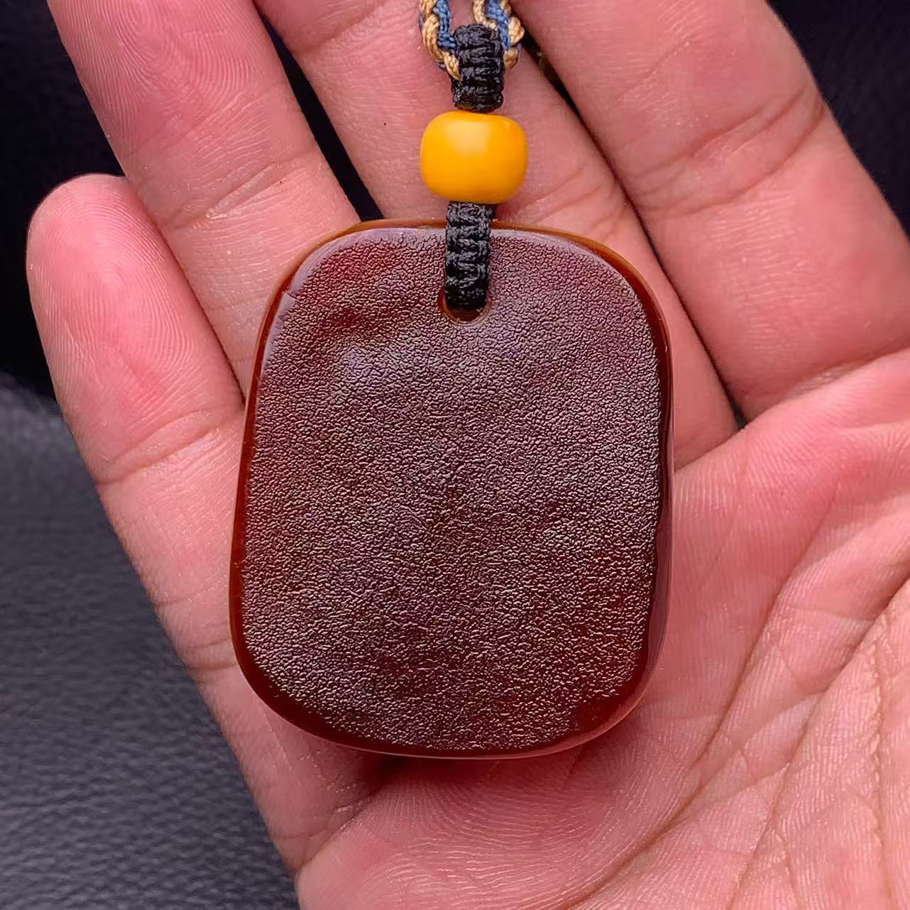 红皮蜜蜡原石牌子双面留皮蜜蜡方牌19.5克尺寸45.1×37.6×14.6毫米