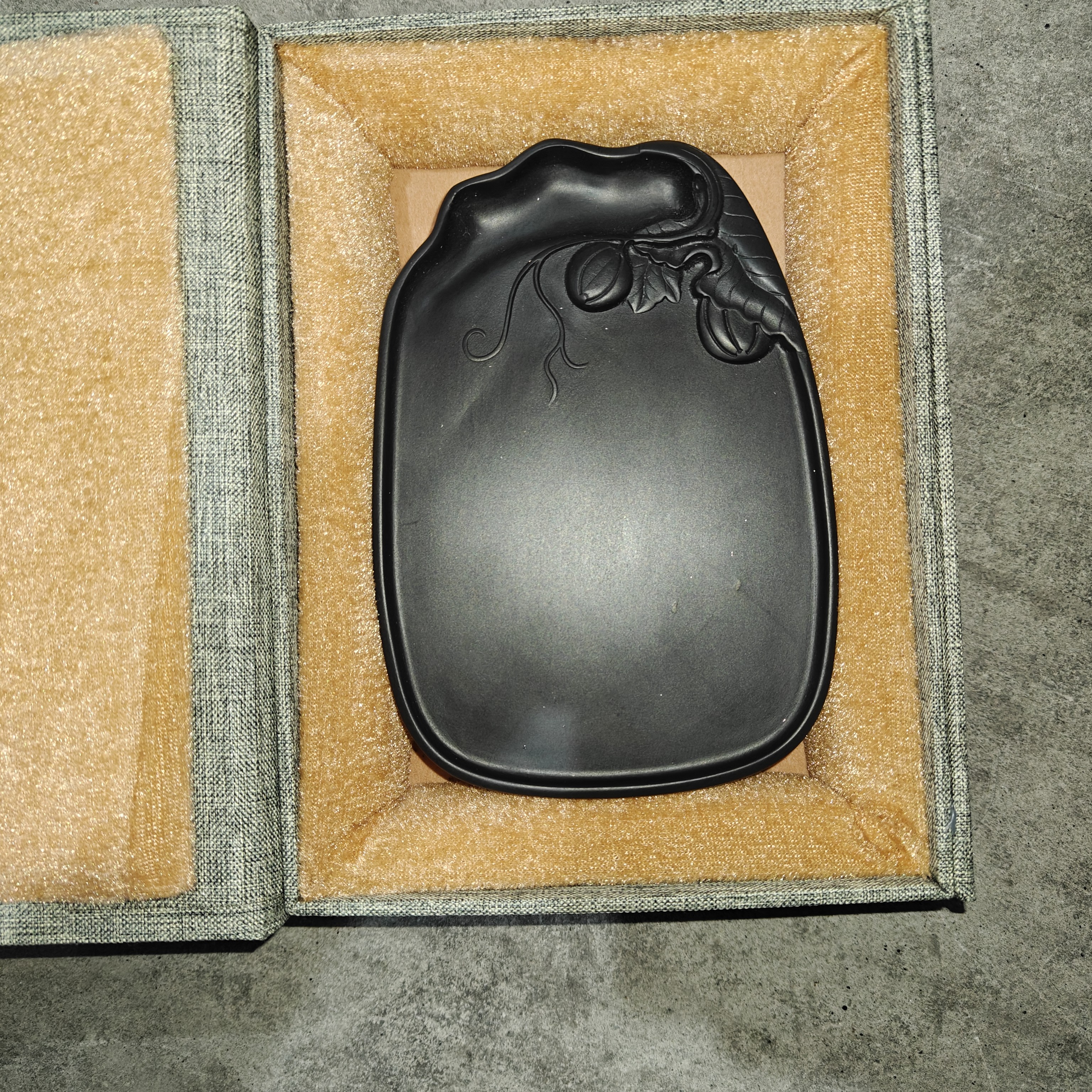 精品歙砚“瓜砚”黑龙尾14.5X10X2.5带礼盒（一方）