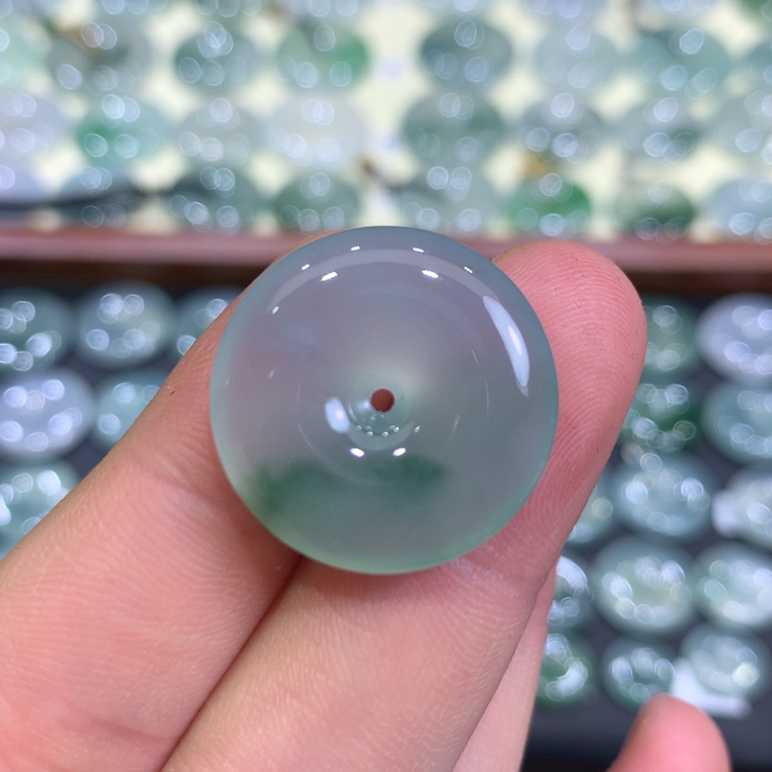 翡翠颈饰未镶嵌平安扣