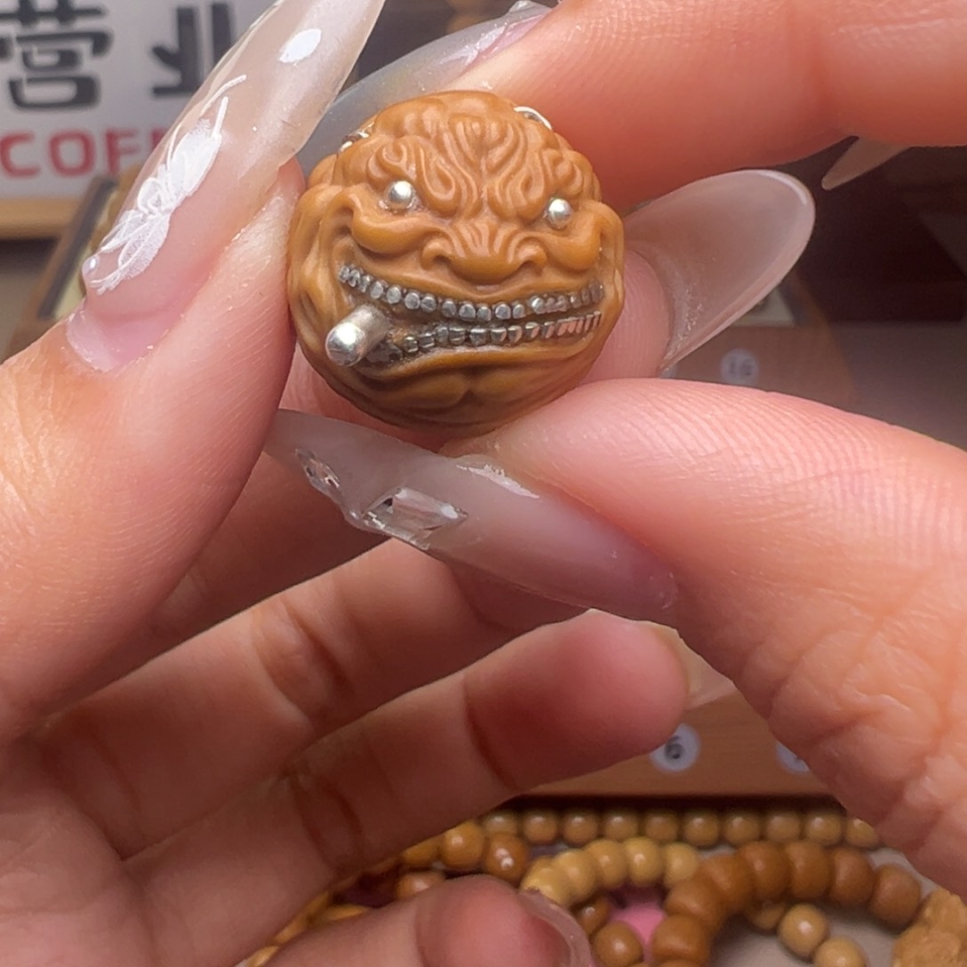 文玩核桃把件镶嵌款小辫烟鬼18左右尺寸全品有正常封口线