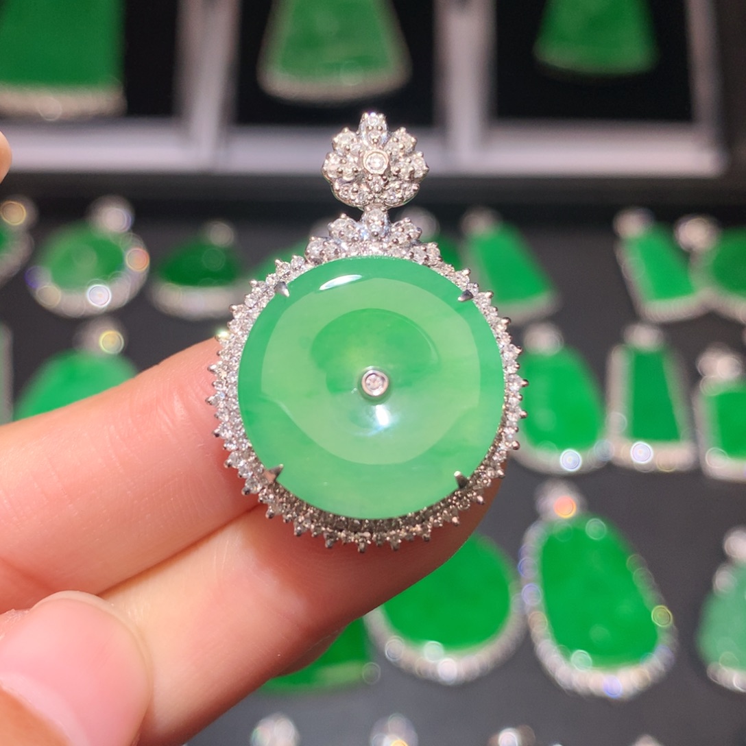 翡翠颈饰18K金镶嵌翡翠