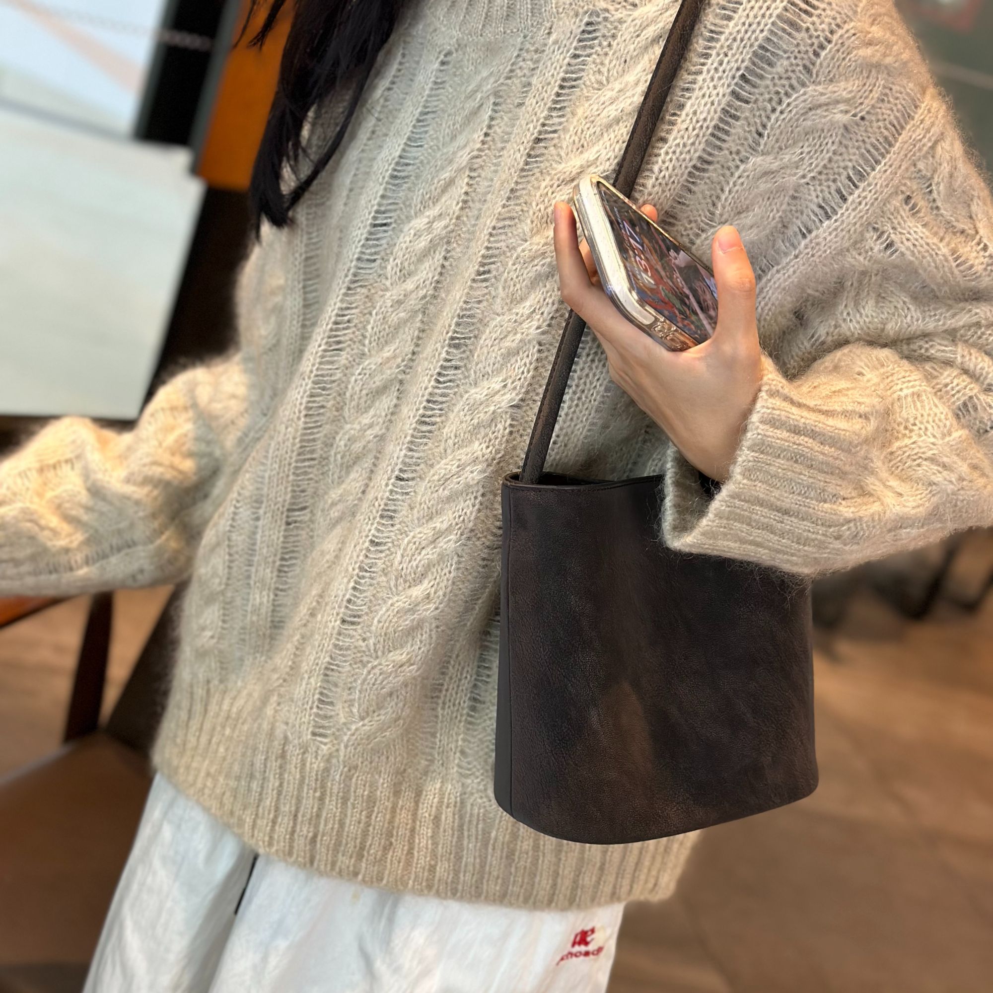 初柔Choul擦色牛皮水桶包女2025新款百搭单肩斜挎包通勤简约小包