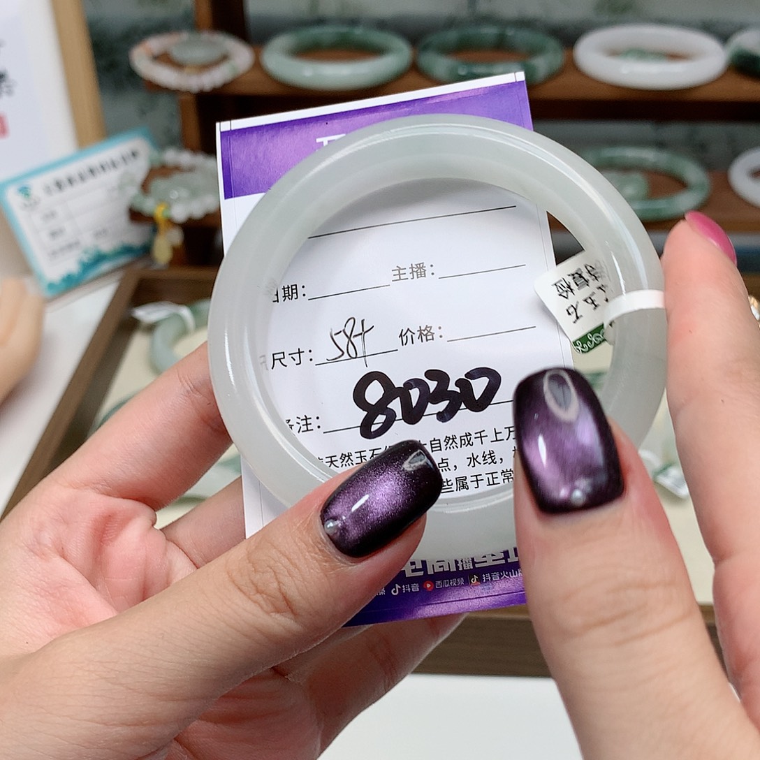 菲****石英质玉未镶嵌手镯