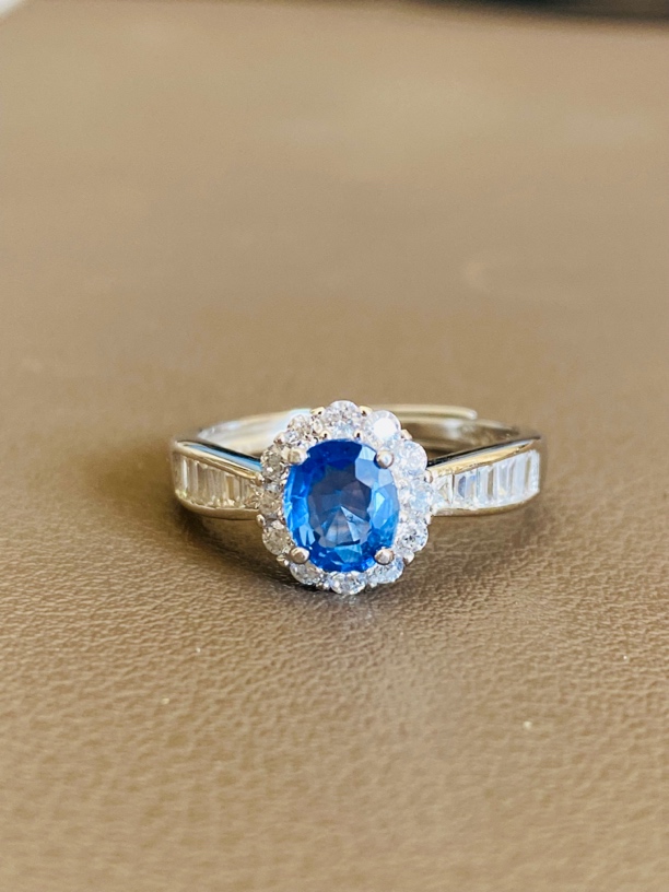 皇家蓝宝石戒指戴妃款