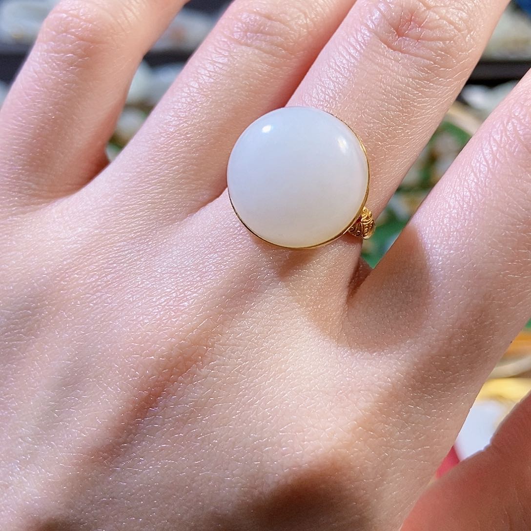 和田玉戒指18K金镶嵌