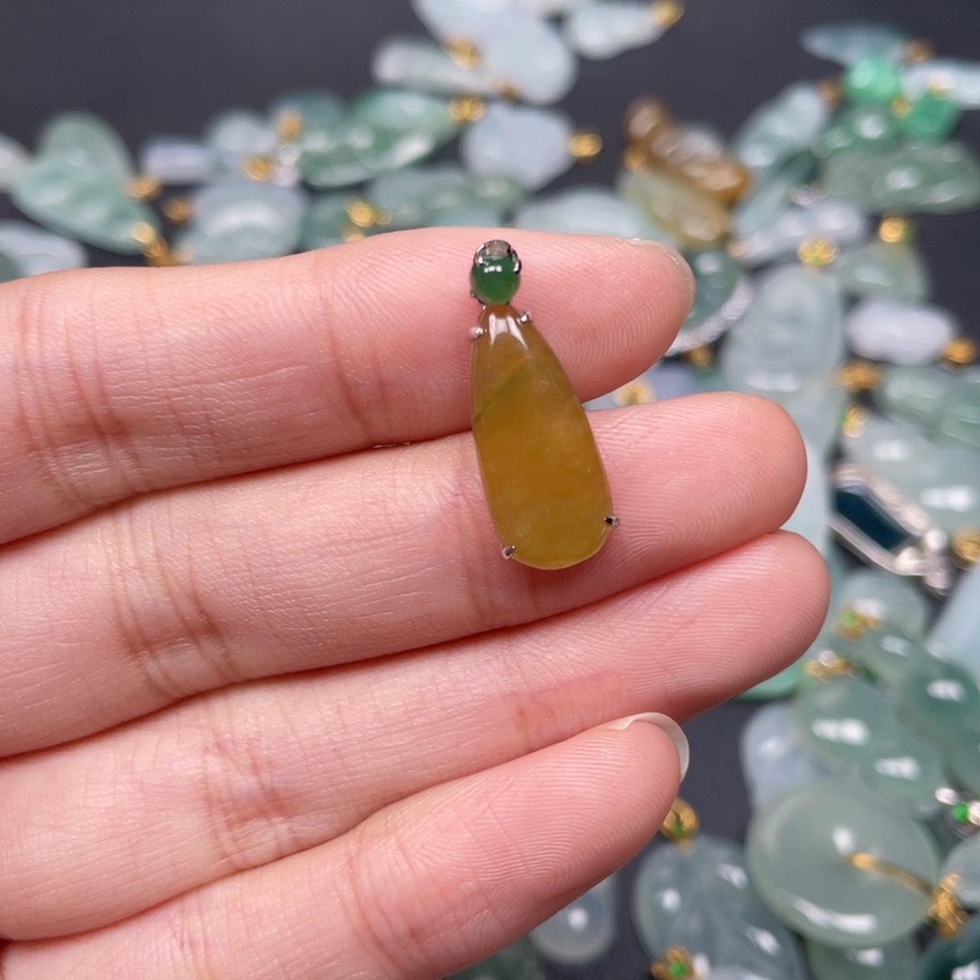 翡翠颈饰18K金镶嵌翡翠