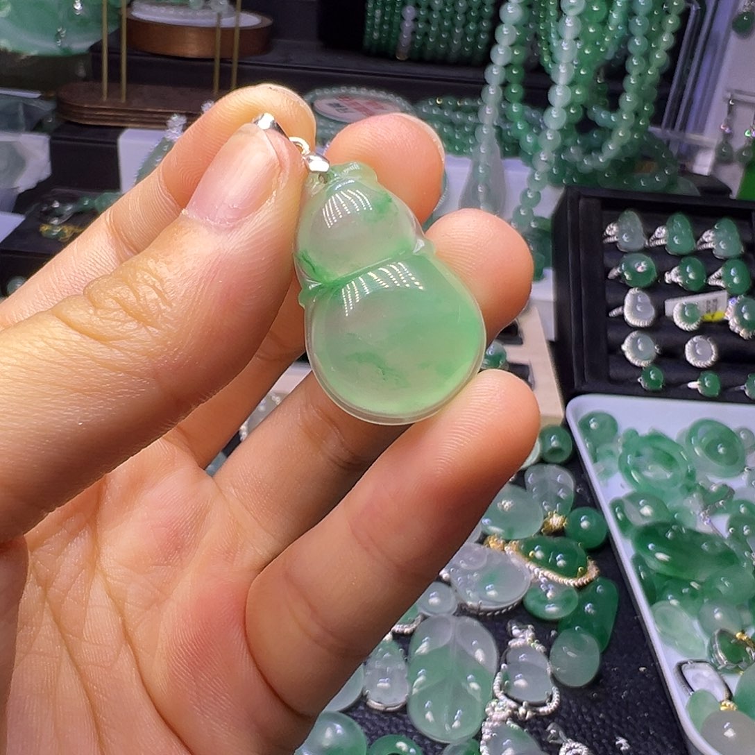 石英质玉（非洲翠）未镶嵌颈饰