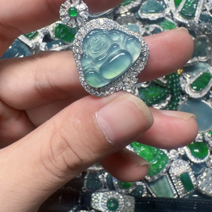 翡翠未镶嵌颈饰天然A货翡翠放漏