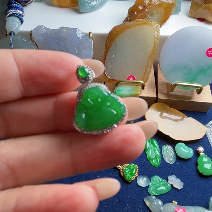 重***始翡翠18K金镶嵌颈饰天然翡翠