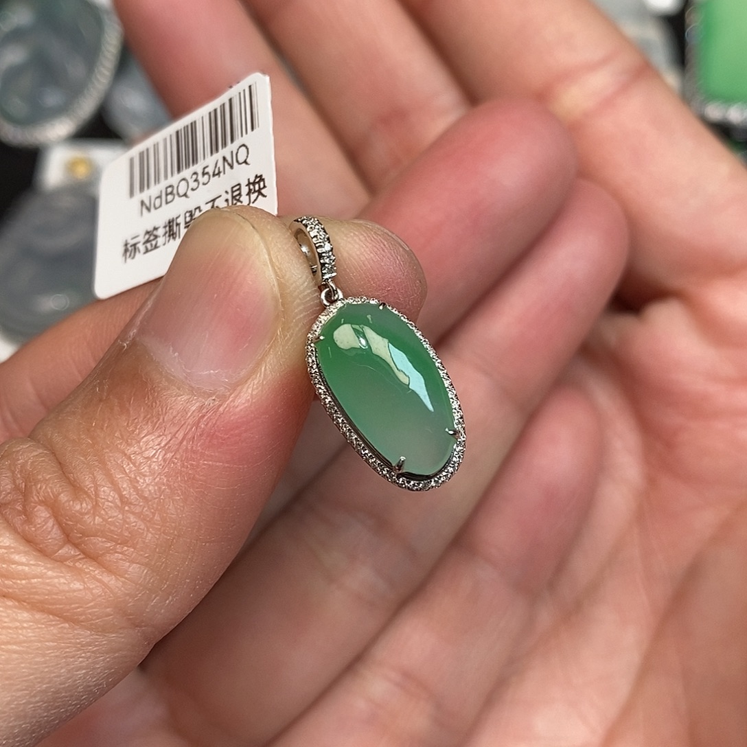 翡翠18K金镶嵌颈饰福瓜