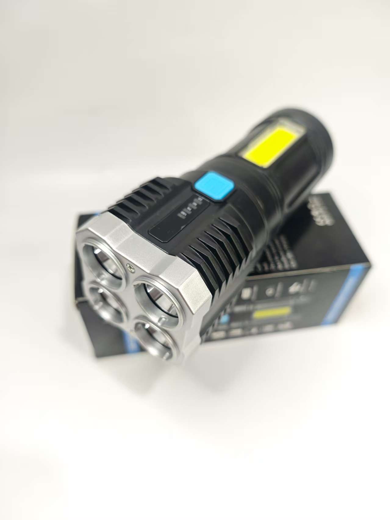 未拆封  四头充电手电筒