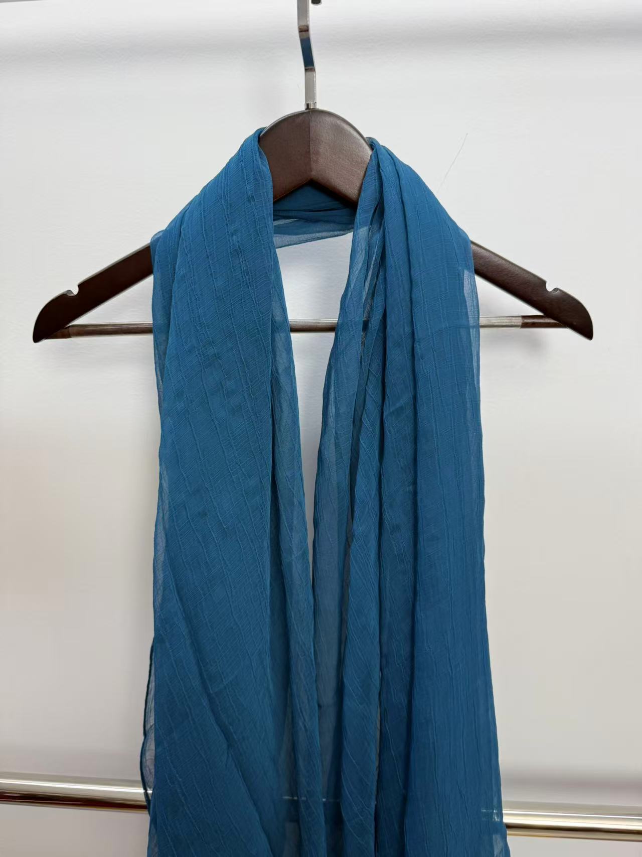 kc-11 蓝色鳄鱼皱130x180左右丝巾沙滩巾