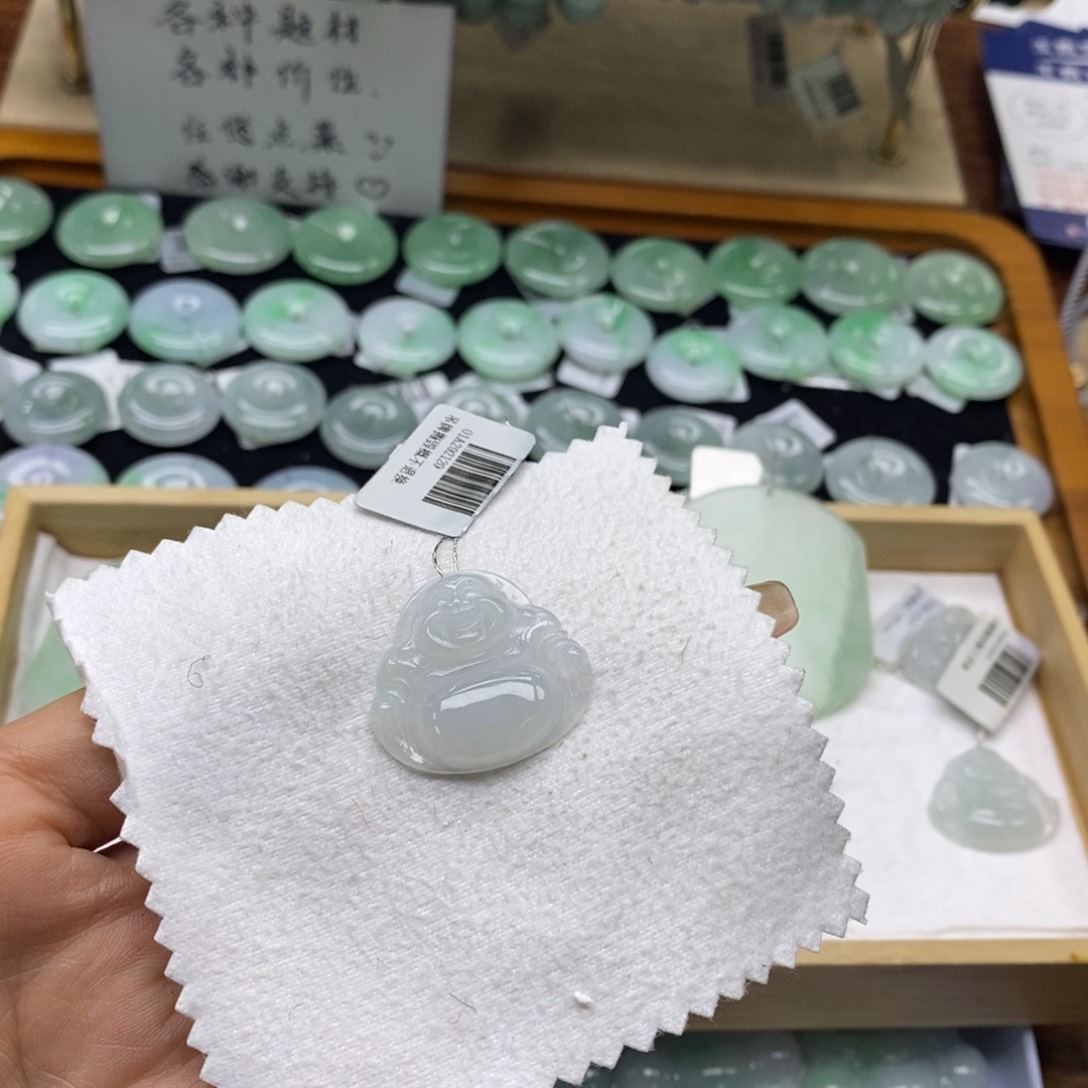 翡翠颈饰未镶嵌佛公